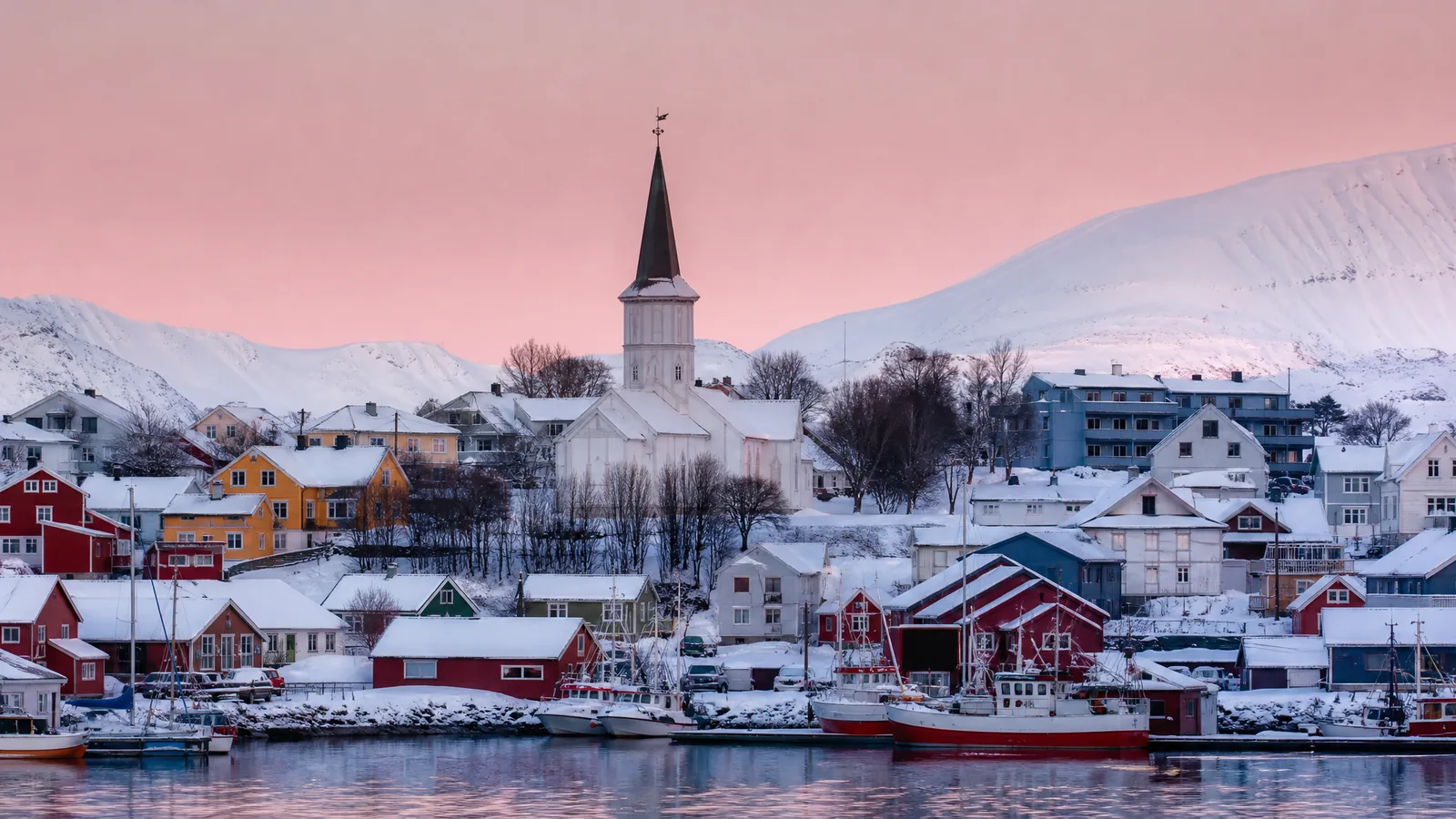 Illustration des Fischerdorfs Skjervøy mit Holzhäusern und einer Kirche am Hafen im Winter